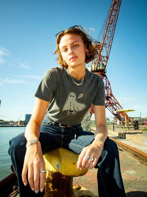 Joni Pale Ghost T-Shirt Antracite regular tee | Nudie Jeans