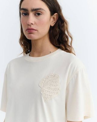 Lucia shell embroidered patch t-shirt