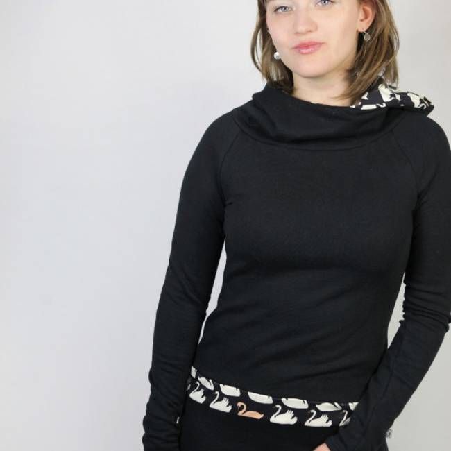 Bio Kapuzenkleid Tjerka schwarz / Schwan - kaufen