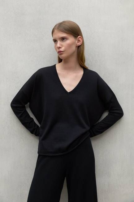 BLACK ANTURIO SWEATER