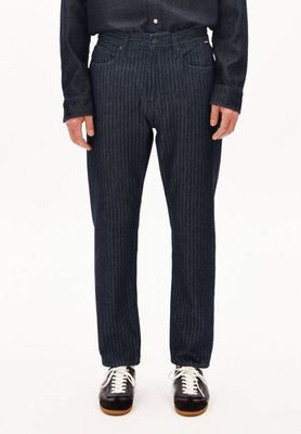 TAILLIERTE JEANS MIT FISCHGRÄTMUSTER