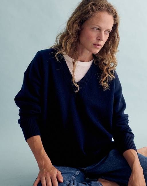 The Relaxed V - Navy