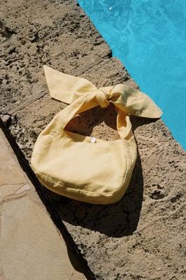 The Ella Schultertasche aus Leinen in Gelb