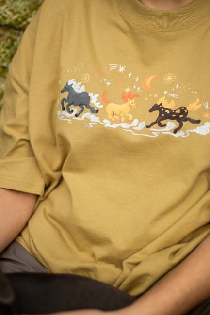 Galloping horses trio oversized Tee