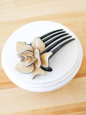 Sculpted Tan and Black Rose Hair Comb