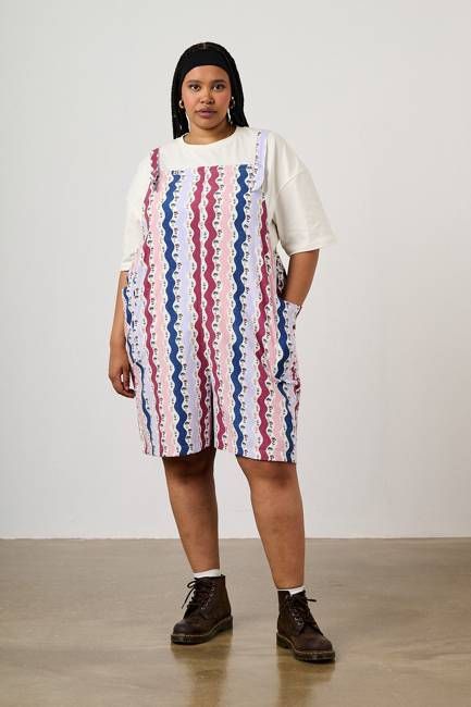 Alya - Viscose Dungarees Short in Wavy Floral Stripe