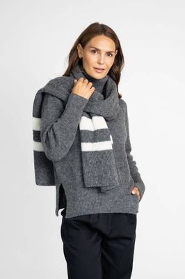 Knitted scarf with stripes