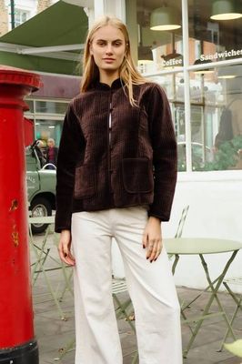 Jacke, Jeans und Stiefel aus Samt