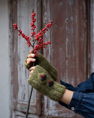 Holly Knitted Mittens in Pistachio