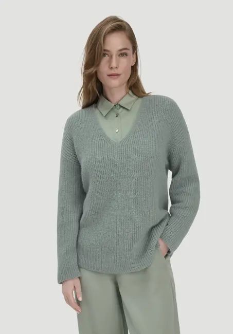 Relaxed knitted sweater made from pure alpaca