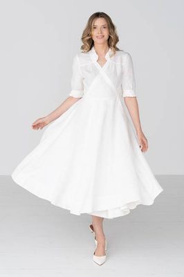 Darcy — Wickelkleid aus Leinen mit kurzen Ärmeln und Rüschen und V-Ausschnitt