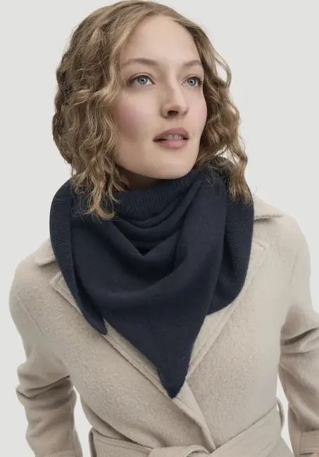 BETTER RECYCLING triangular scarf made from pure cashmere