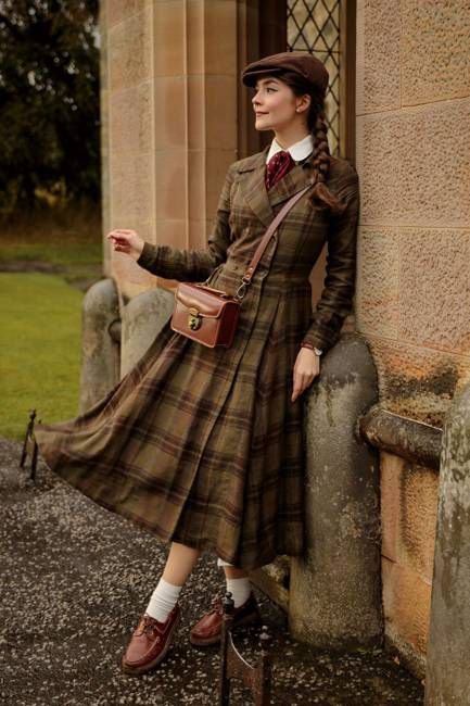 Enola – Tailored Linen Midi Dress with Notch Collar