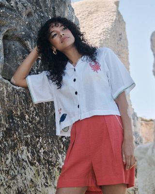 Weißes Seehemd mit Lowie-Applikation