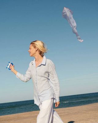 Mary - Linen Shirt in Light Blue Chambray