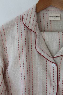 Handgewebter Baumwoll-Pyjama mit roter Naht