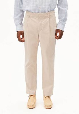 TAAMIR PLEATED CHINO PANT | sandstone