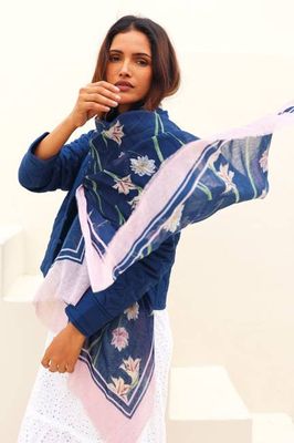 RHS Bedruckter Schal aus Baumwollmodal 70 cm x 180 cm | Marineblau/Rosa