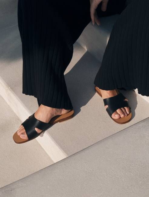 Alma Leather Slide in Black