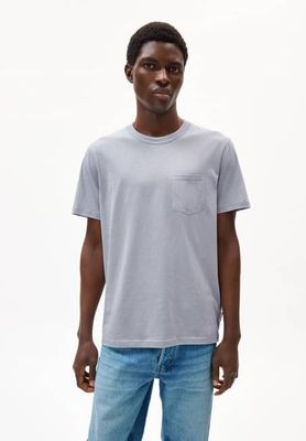 MAARKOS T-SHIRT MIT TASCHE | misty morning