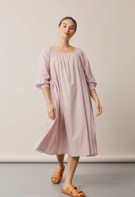 Stillkleid aus Bio-Baumwolle — leicht und atmungsaktiv für Frühling und Sommer