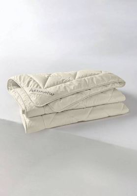 All-season duvet with organic cotton and nettle