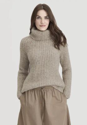 Relaxed turtleneck sweater made of alpaca with organic cotton