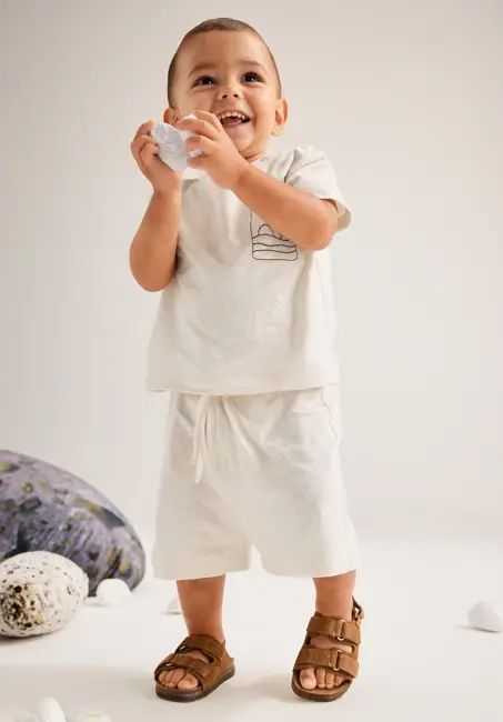 Regular shorts made of organic cotton with linen