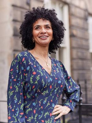 Monica Teekleid mit V-Ausschnitt - Navyblau mit Blumenmuster