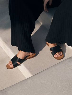 Alma Leather Slide in Black