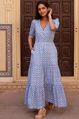 Billie Kurzärmliges Kleid aus Bio-Baumwolle | Flower Stamp Cornflower/White