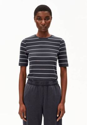 JAANISARA FEINSTREIFEN-T-SHIRT | dunkles Stahl-Hafermilch