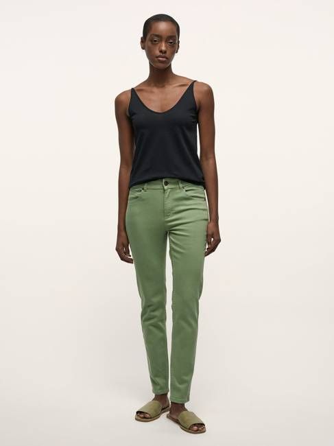 High-waisted jeans