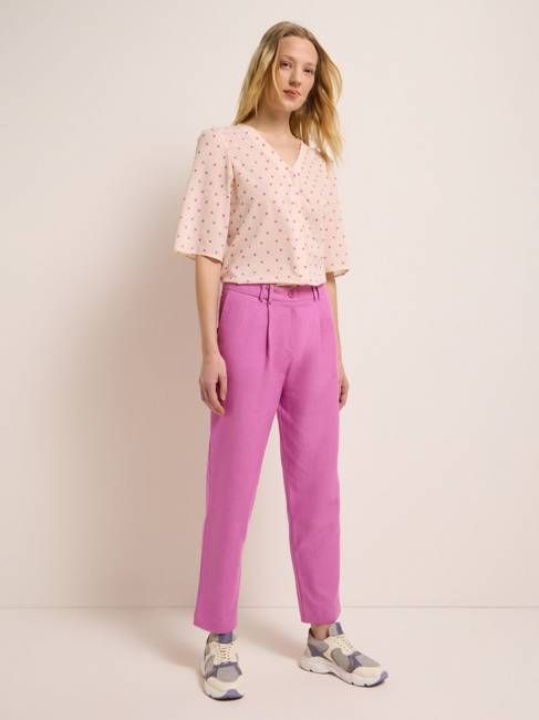 Trousers with pleats