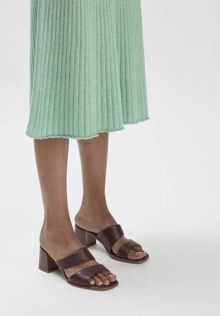 Mules with heel made of chrome-free tanned leather