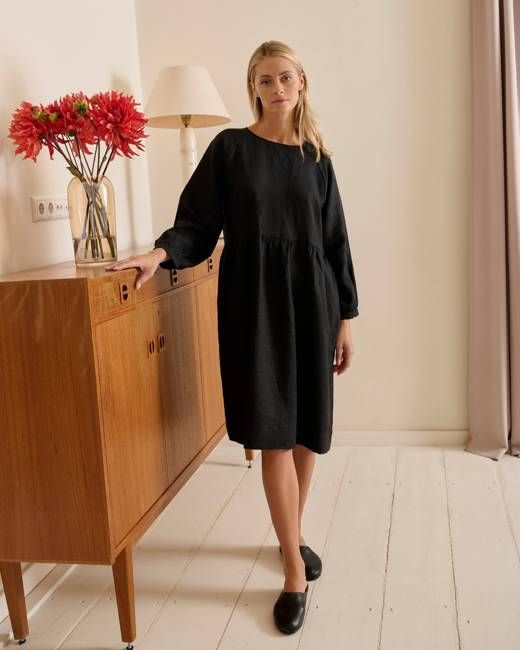 Capri - Linen Dress in Black