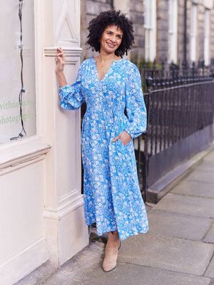 Audrey Kleid mit geraffter Taille und V-Ausschnitt - Blau mit Blumen