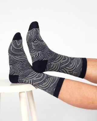 Abstract Bamboo Crew Socks - Grey/Navy Wave