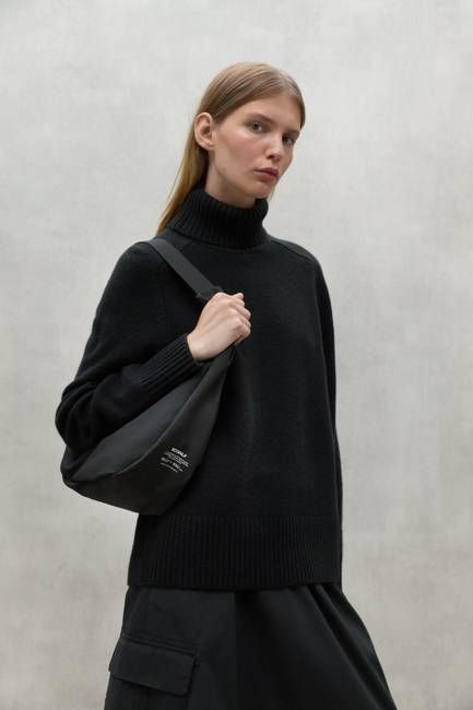 BLACK BONDED SLING BAG