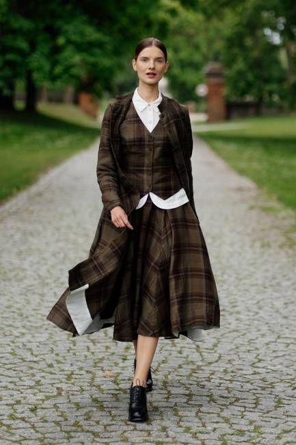 Jane – Fitted Linen V-Neck Vest