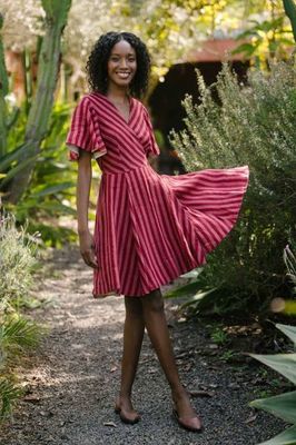 Wrap — Mini-Wickelkleid aus Leinen mit Schmetterlingsärmeln