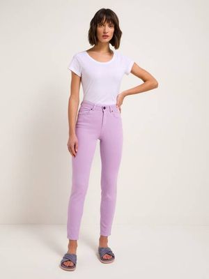 High-waisted jeans