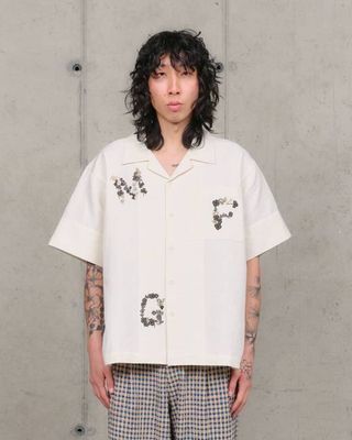 Greetings Shirt SS - Ecru Clover Embroidery