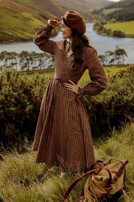 Darcy – Linen Wrap Dress with Ruffled V-Neckline