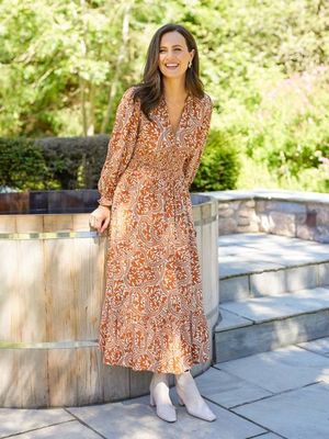 Carrie Kleid mit geraffter Taille — Blockprint in Brandorange und Ecru