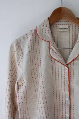 Handgewebter Baumwoll-Pyjama mit orangefarbenem Stich