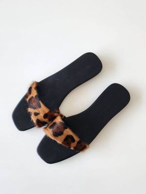 Asymmetrischer Slipper aus Leopardenleder