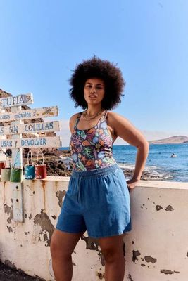 Charlie - Lightweight Denim Shorts in Mid Wash