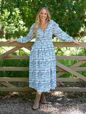 Maddie Langarmkleid mit V-Ausschnitt und geometrischem Aufdruck in Blau und Weiß