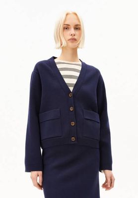 KOMPAKTE STRICKJACKE